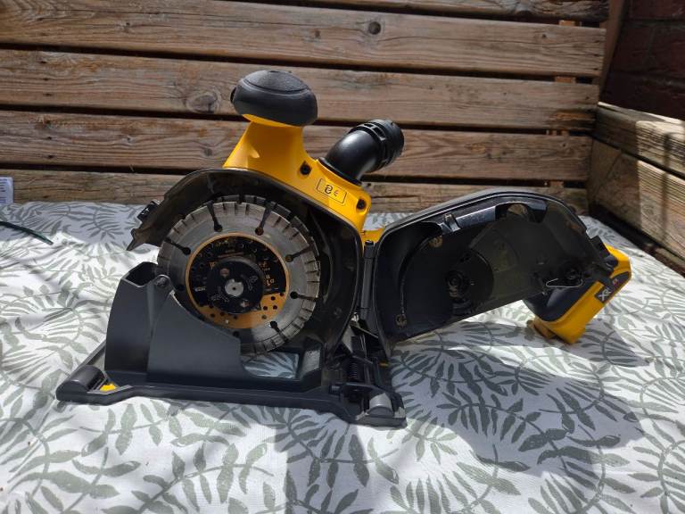 Dewalt - Wall or Floor chasing machine,