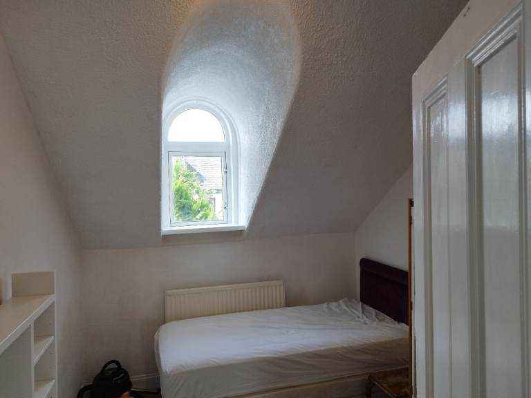 Single Bedroom for Rent – Quiet Home in Govan (Ideal for Professional or Student) 6 months minimum