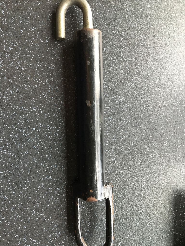 Car safety tailgate ventilation lock for dogs 