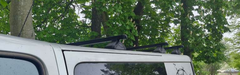 Van roof bars 