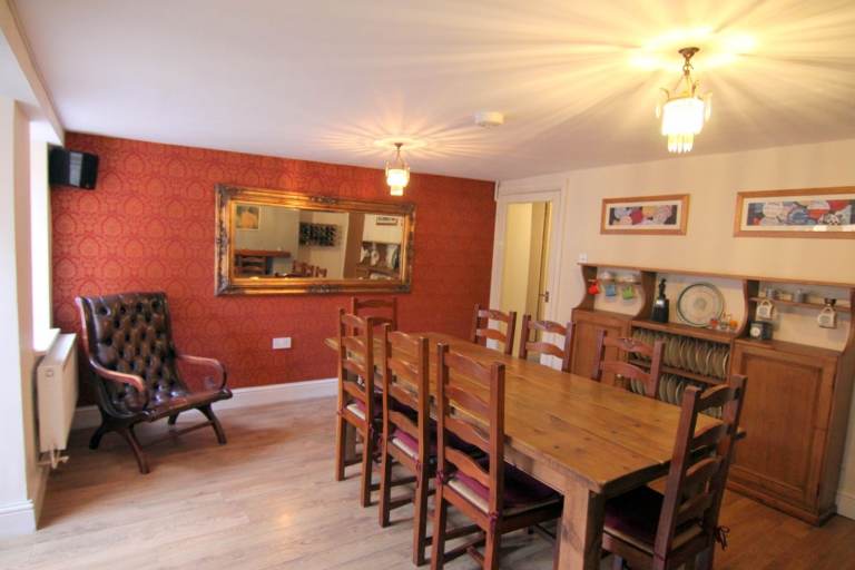 Large 2 double bedroom garden maisonette, Montpelier (medium term – 6 months)