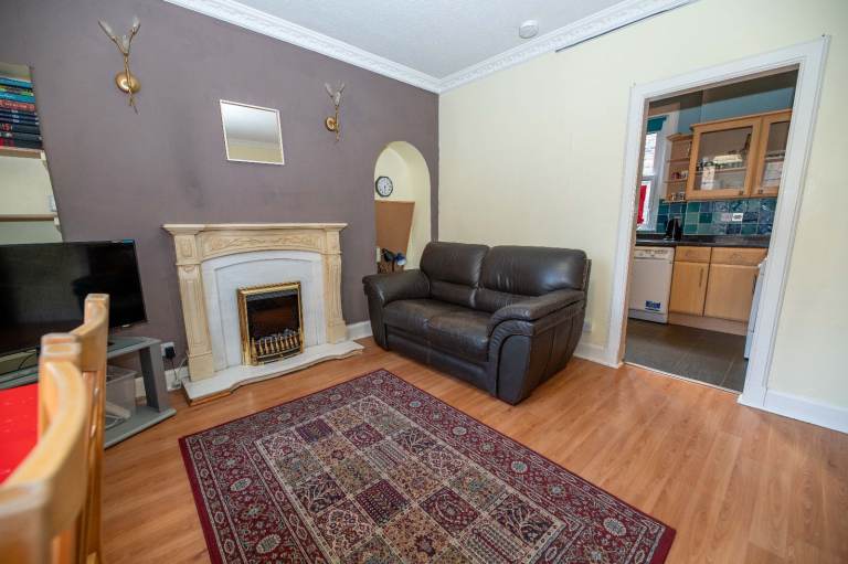  NOT HMO: Stunning, 3 bedroom, 1st floor flat in Southside – available January