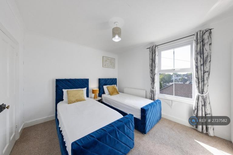 1 bedroom in Beaconsfield Road, Chatham, ME4 (#2737582)