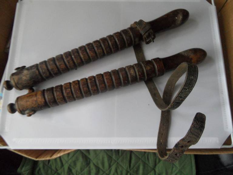 VINTAGE HORSE TACK WOODEN POLES CHAINED TOGETHERUNKNOWN RARE ITEM COLLECABLE