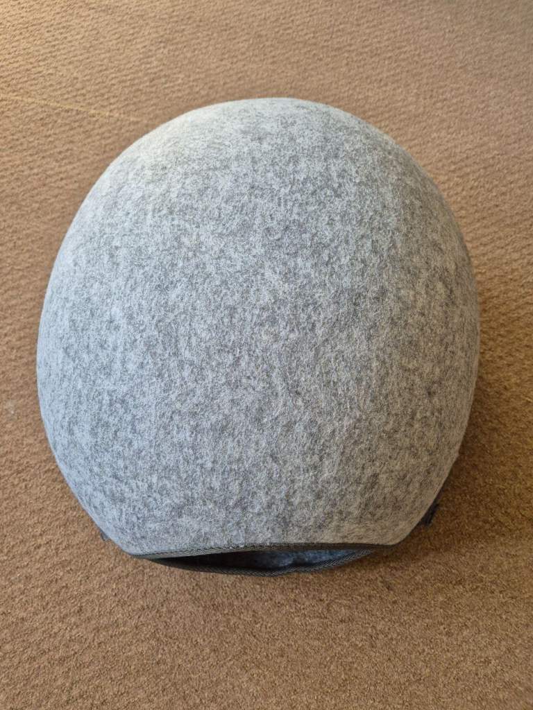 The Olso Pod - cat cave - cat bed - zip off top - used but in great condition