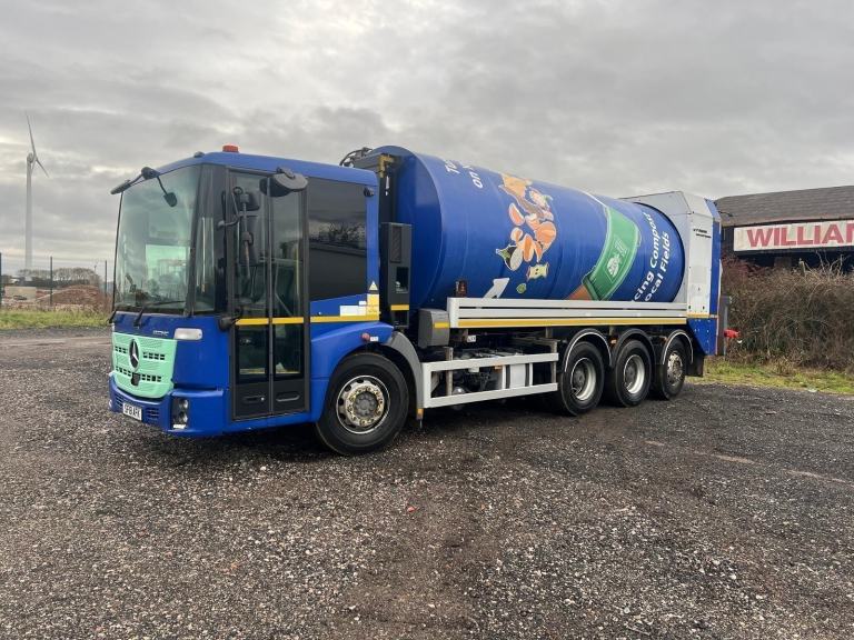Mercedes-Benz ECONIC 3235 8X2 REFUSE TRUCK....168,813  KM ONLY