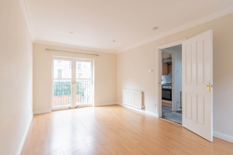 Central, 3 bedroom (no HMO) main door town house at Elm Row – available February