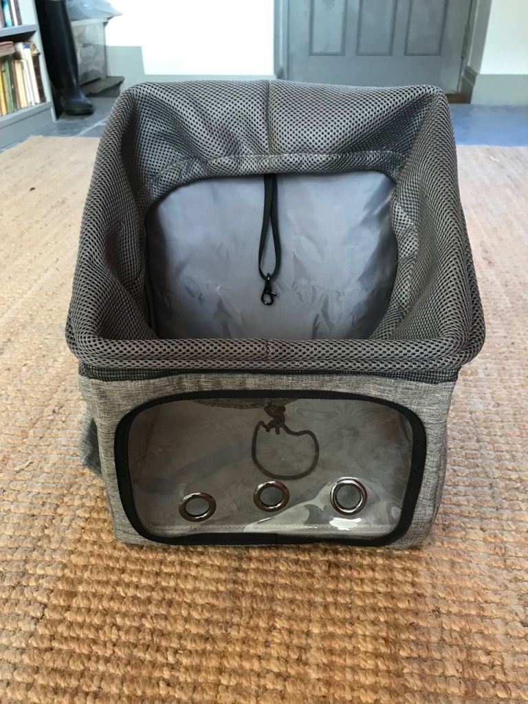 Dog carrier for bicycle 