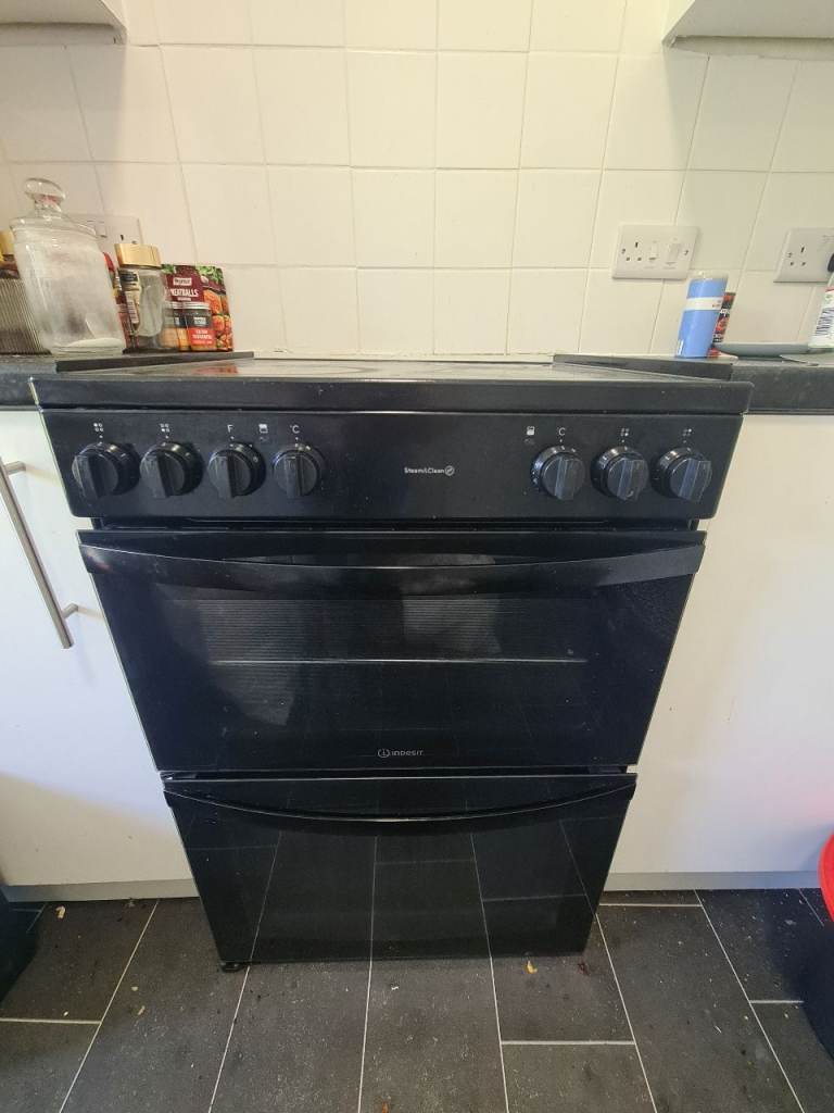 Indesit Freestanding Electric Cooker with Ceramic Hob – Good Condition