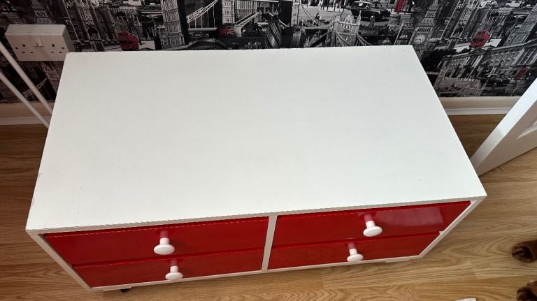 Draws on wheels £10 