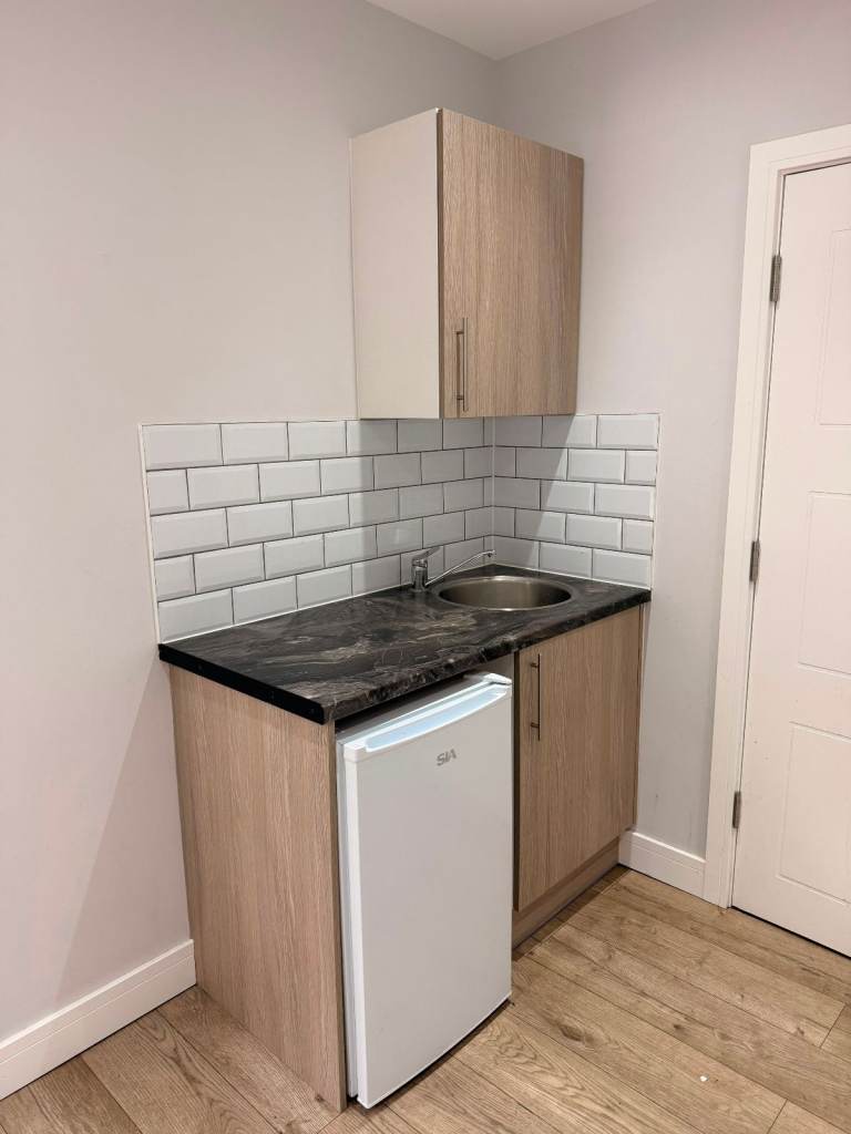 Studio flat to Let in Hounslow, No deposit required, Dss welcome
