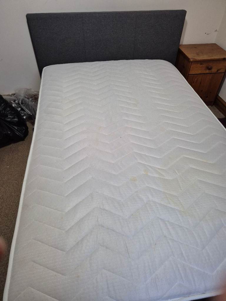 3 quarter bed barely used, have 2 dismantle so buyer will have 2 re- assemble 