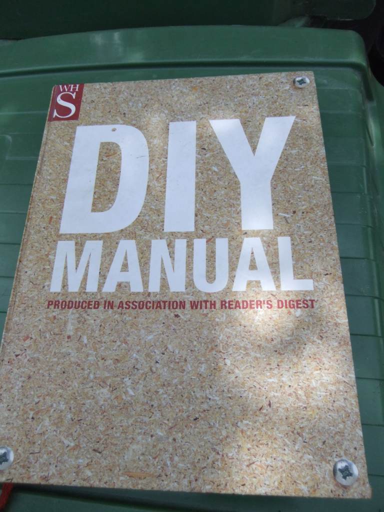 DIY Manual : Produced In Association With Reader's Digest