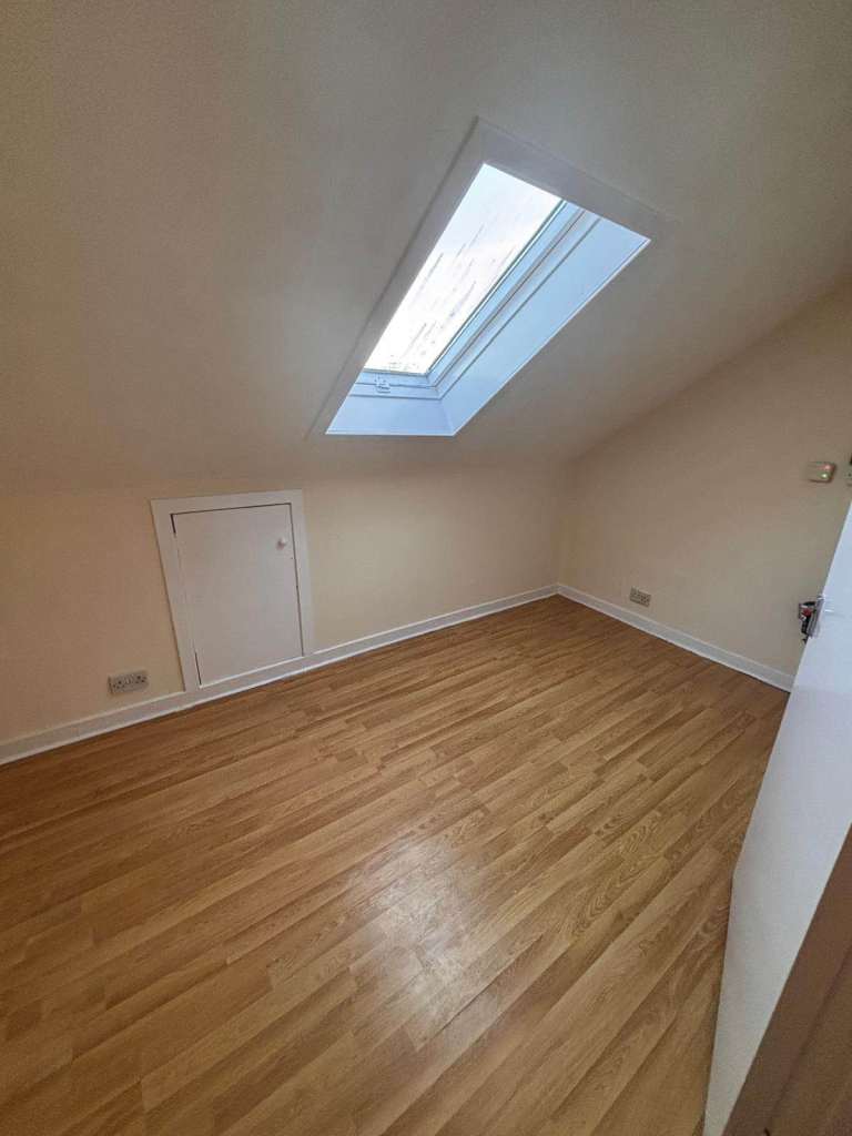 3 Rooms for one family in three bed house 
