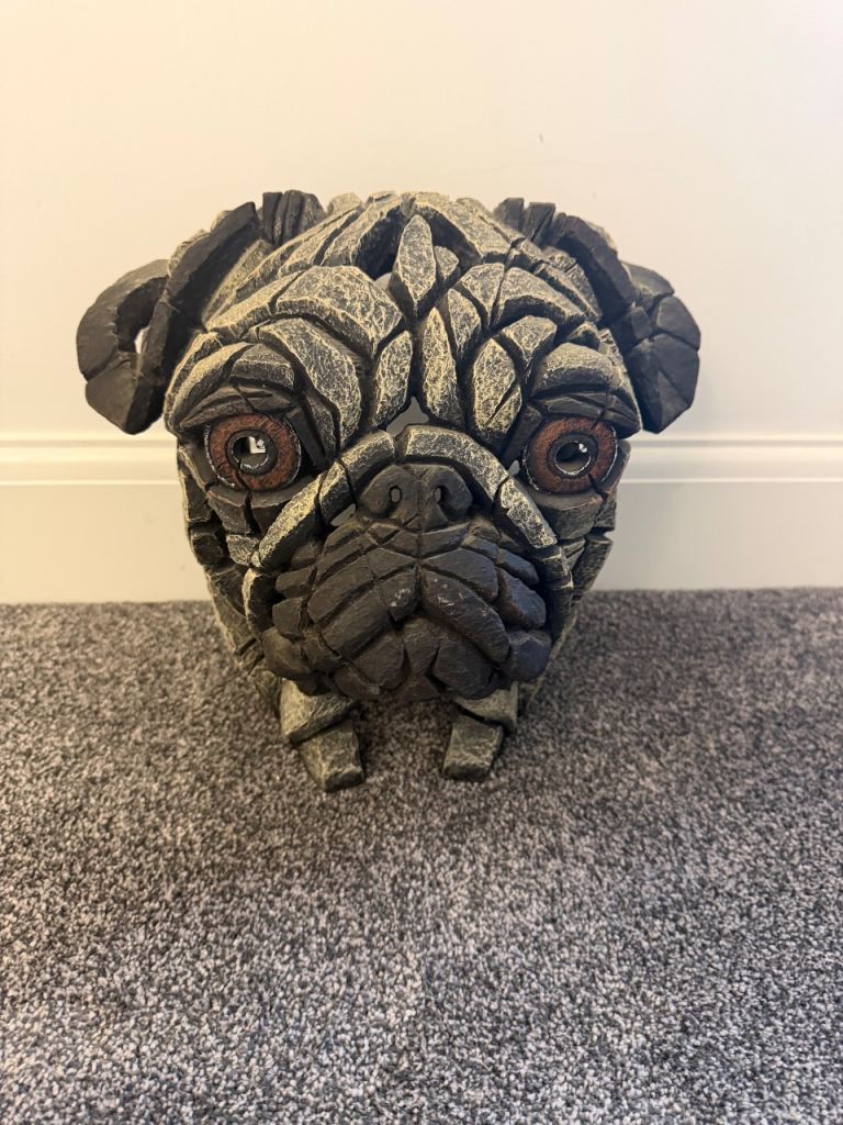 Edge sculpture pug 