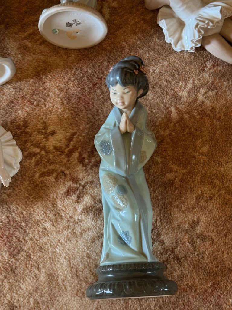 Lovely Porcelain Lady Figurine – Collectible Decor