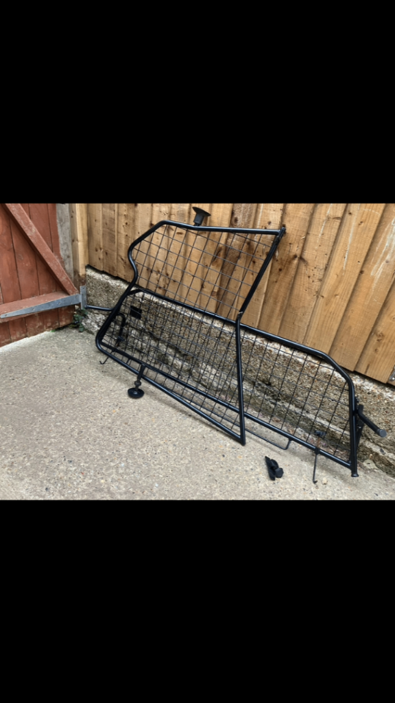 GUARDSMAN dog guard and boot divider for FREELANDER 2