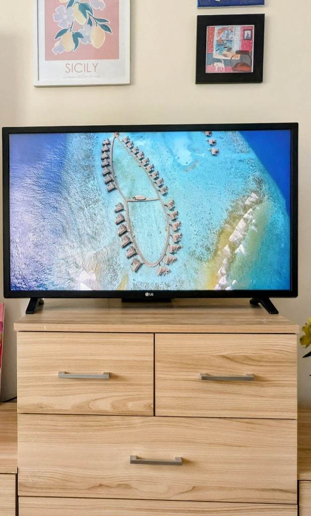 LG 32" Full HD Smart TV – Built-in Apps & HDR (Original Box Included)