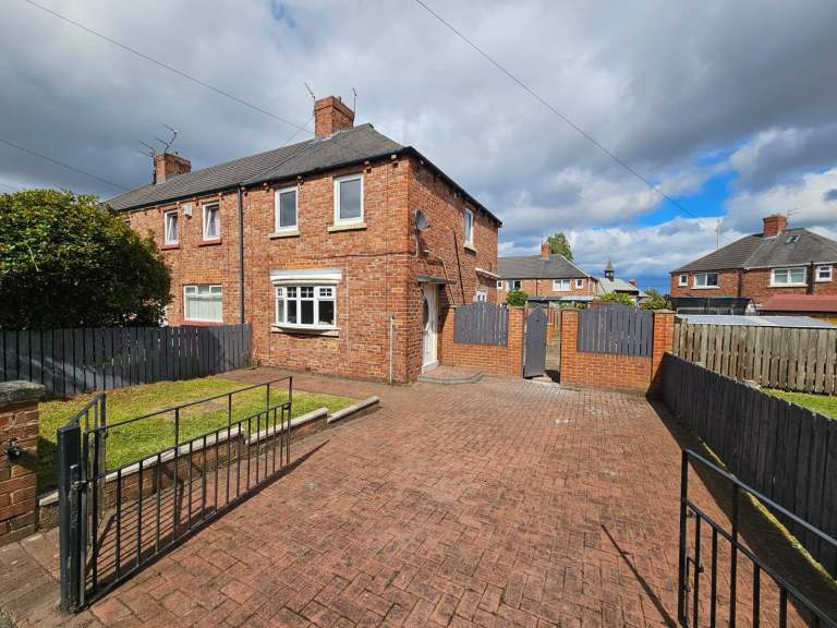 Stunning, Large 3 Bedroom End of Terraces House to rent in Hebburn - Windsor Crescent