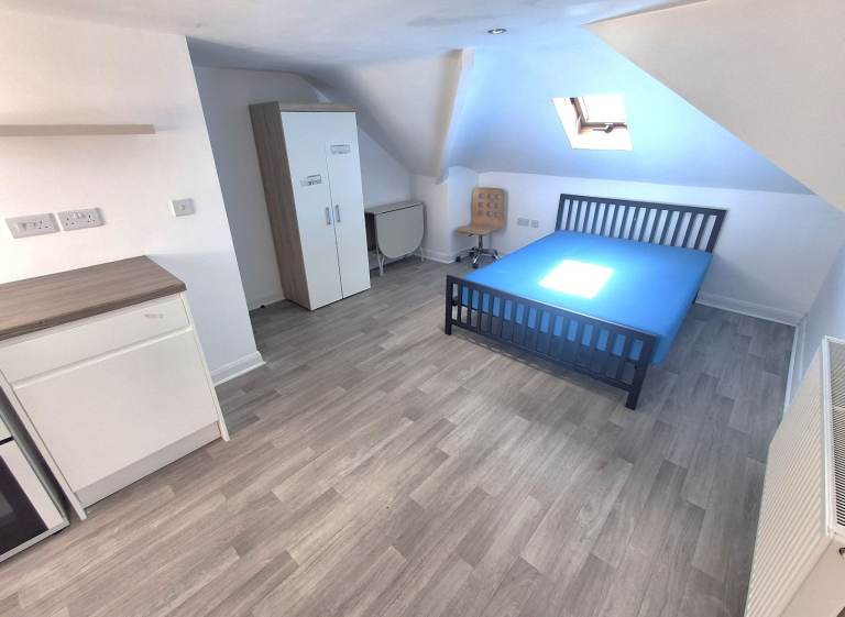 Loft studio to let in Winton area, near Charminster main amenities area