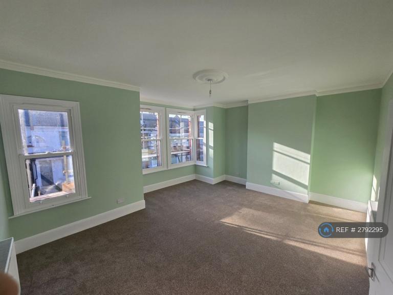 4 bedroom house in Park Hall Road, London, N2 (4 bed) (#2792295)