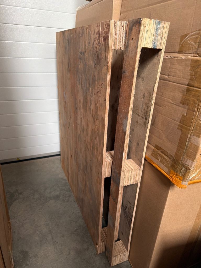 4 Pallets with wood bottom - Newbridge Collection