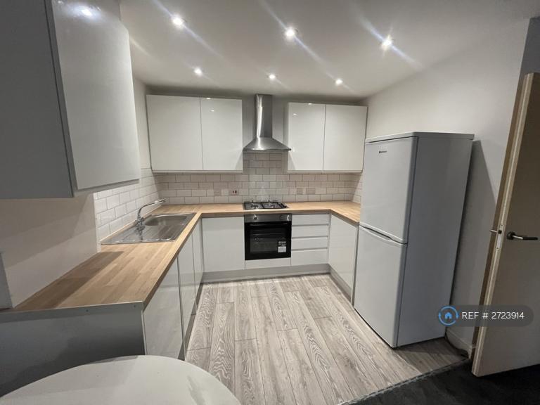 2 bedroom flat in Alexandra Park House, Manchester, M16 (2 bed) (#2723914)
