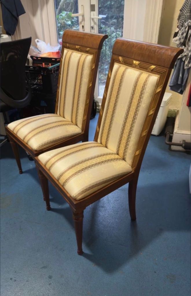 Dinning table w 2 chairs £25 for all