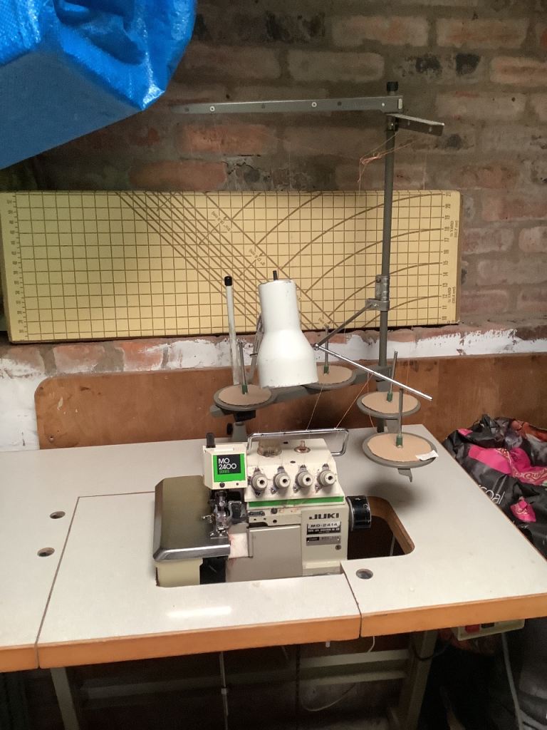 Overlocker Industrial sewing machine 