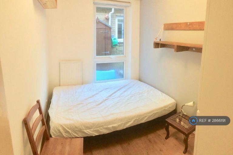 1 bedroom in Samuel Close, London, E8 (#2866191)