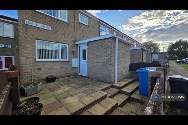 3 bedroom house in Kestrel Avenue, Bransholme, Hull, HU7 (3 bed) (#2206846)