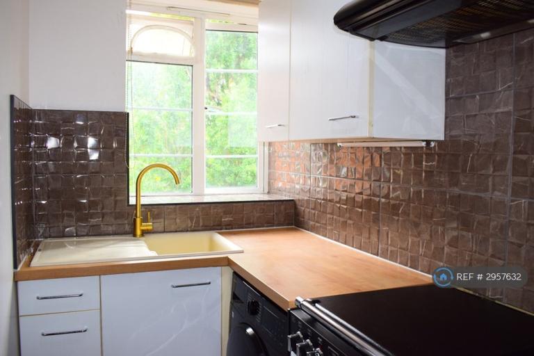 Studio flat in Langham Court, Raynes Park, SW20 (#2957632)