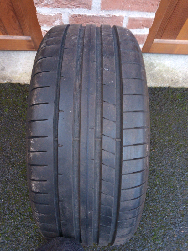 Dunlop sport MAXX RT2 235/45/18