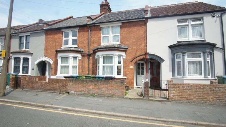 Impressive 3-bedroom terraced house available to rent in Watford WD18