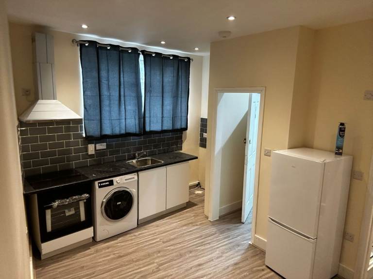 Studio Flat, Station Road, NW10