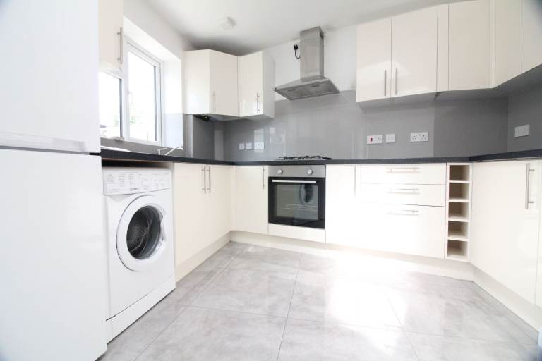 HUGE FOUR/FIVE BED & THREE BATH HOME WITH FREE PARKING- SUDBURY GREENFORD PERIVALE ALPERTON WEMBLEY