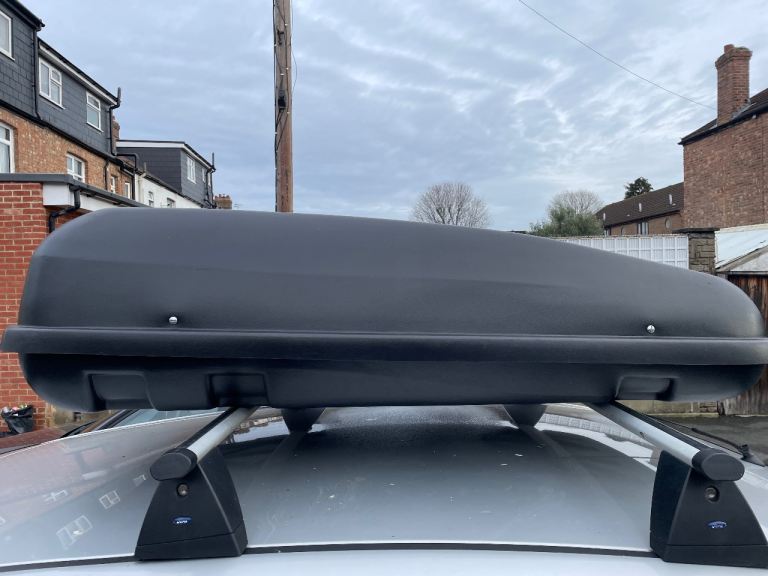 halfords roof box. Long 130cm Wide 90cm  Deep 35cm 500 litres 2 keys Good condition