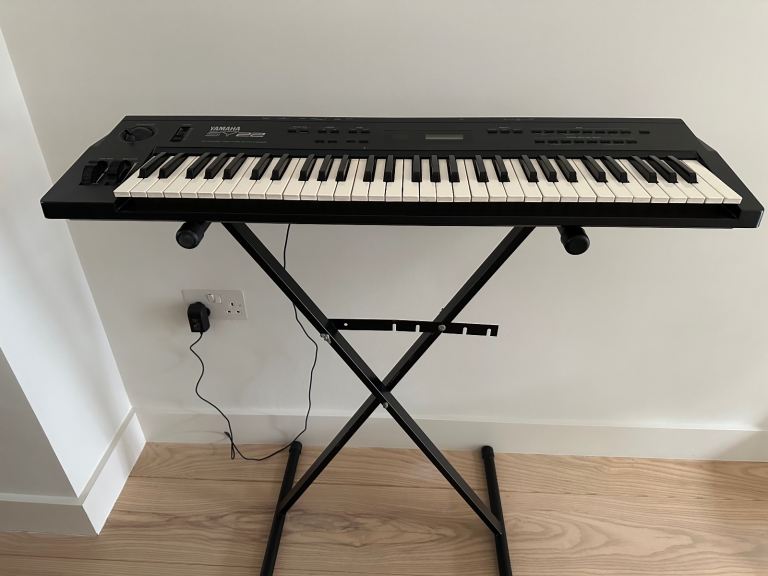 Yamaha SY 22 Synthesiser + Stand+ Power Supply