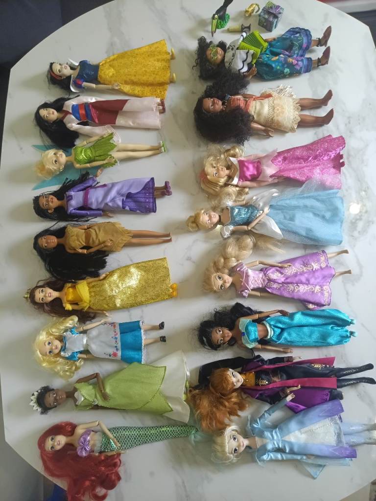 Bundle 18 Disney princesses dolls including singing Elsa and Anna