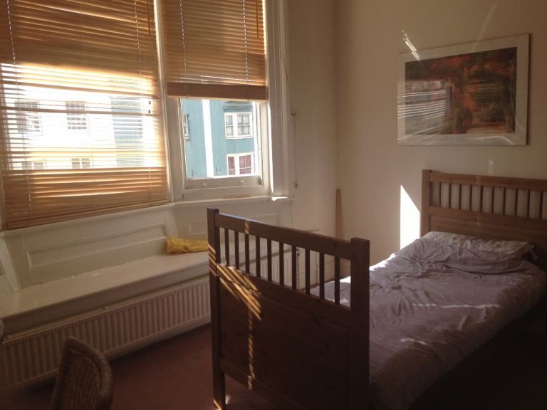 Very Large Sharing Twin 2 bed sunny room Brighton centre language students clean friendly flat share