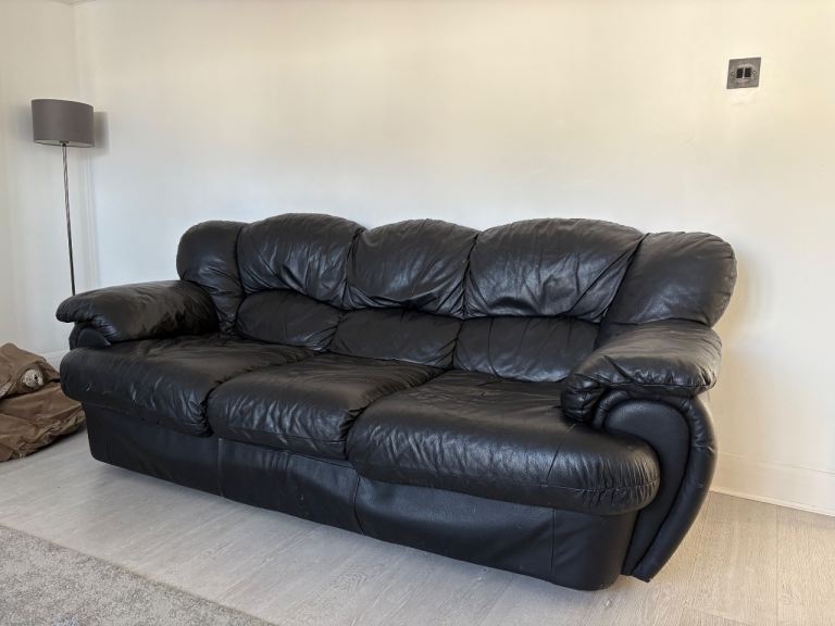 Black Leather 3 & 2 seater sofa’s & coffee table