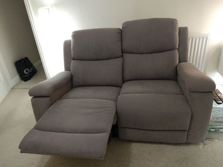 2-SEATER HIGH BACK RECLINER SOFA, MANUAL RECLINE. MID GREY, CONCEALED CUP/REMOTE HOLDERS, VGC