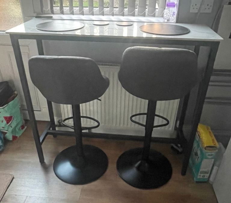 Breakfast bar with 2 bar stools 
