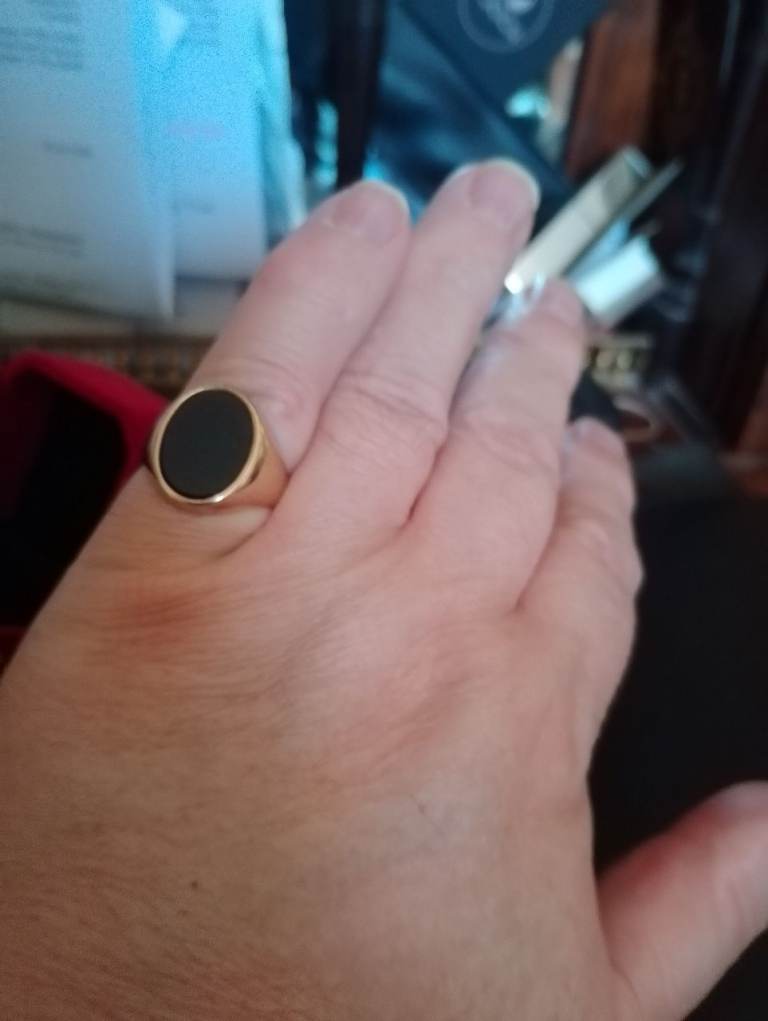 9 CT GOLD GENTS LARGE OVAL HEAVY ONYX RING 