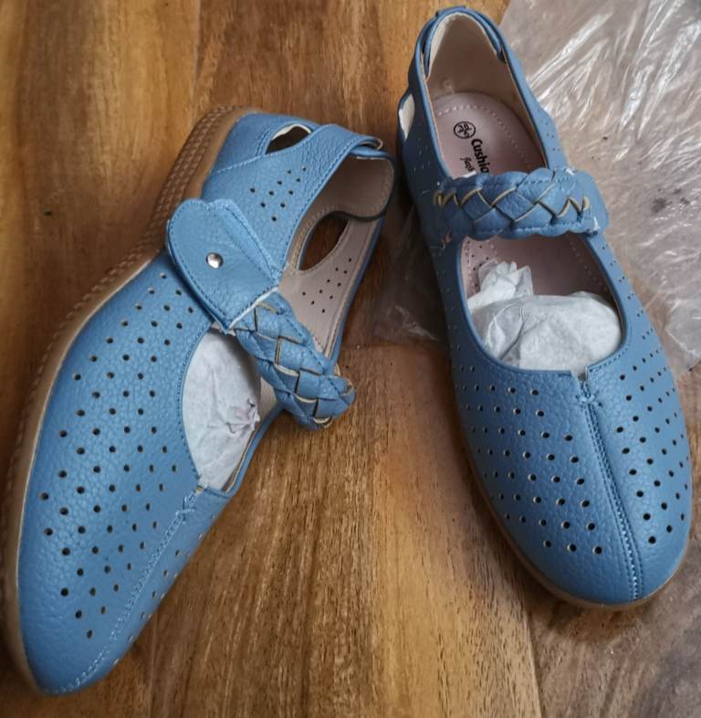  Women Cushion Walk Blue Perforated Flats Size 5-  New