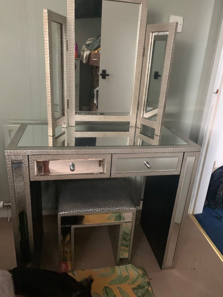 Mirrored bedroom furniture 