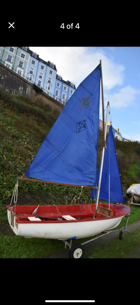 Sailing dinghy 