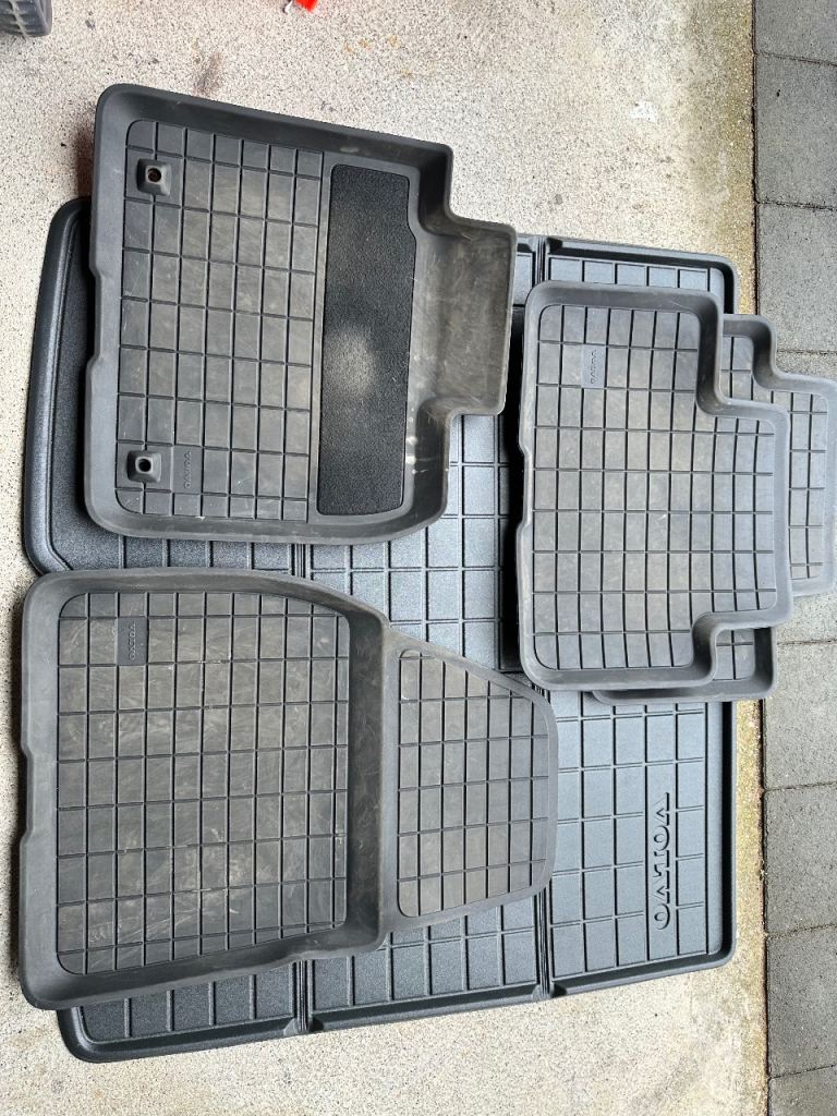 VOLVO XC40 Genuine floor/boot liner set 
