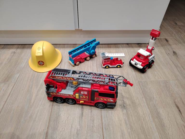 Dickie Toys Fire Truck Aerial Ladder Large  Playmobil Fireman Sam hat bundle