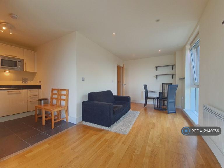1 bedroom flat in Wharfside Point South, London, E14 (1 bed) (#2940766)
